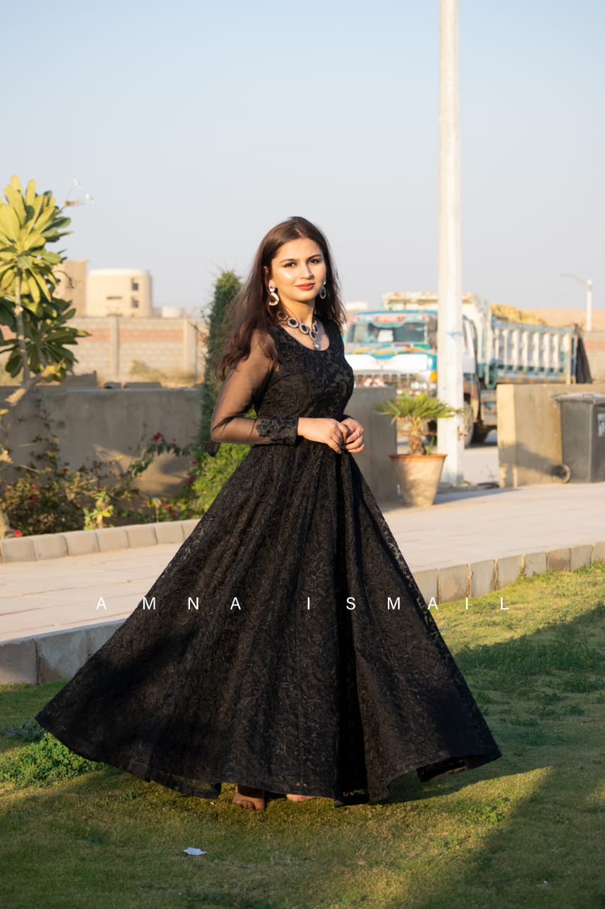 NEGRA (black embrioded full pishwas)