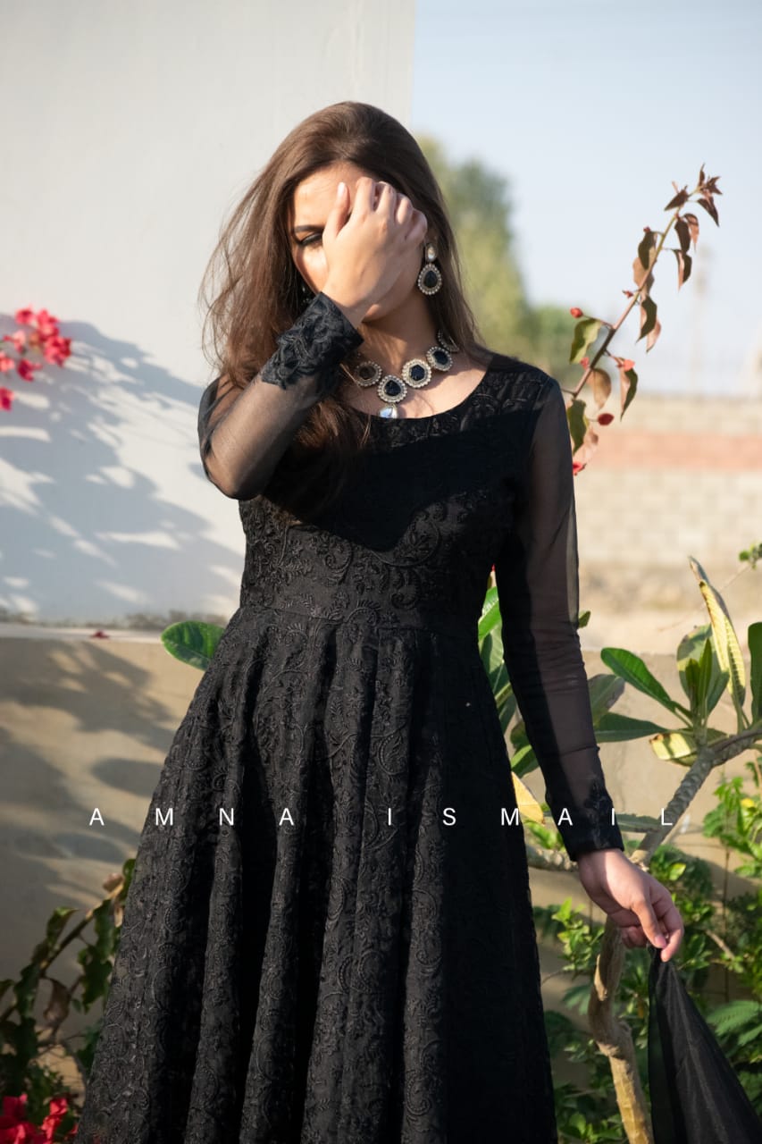 NEGRA (black embrioded full pishwas)