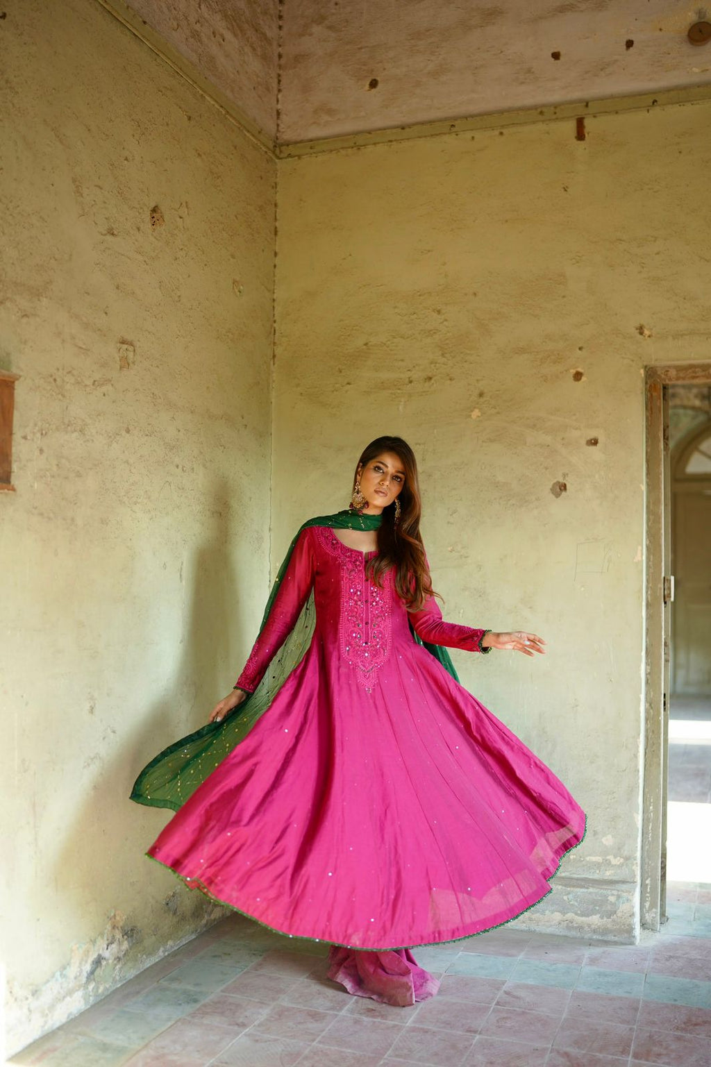 ZEBAISH E ZAMANA (PINK DRESS KAMDANI DUPATTA )